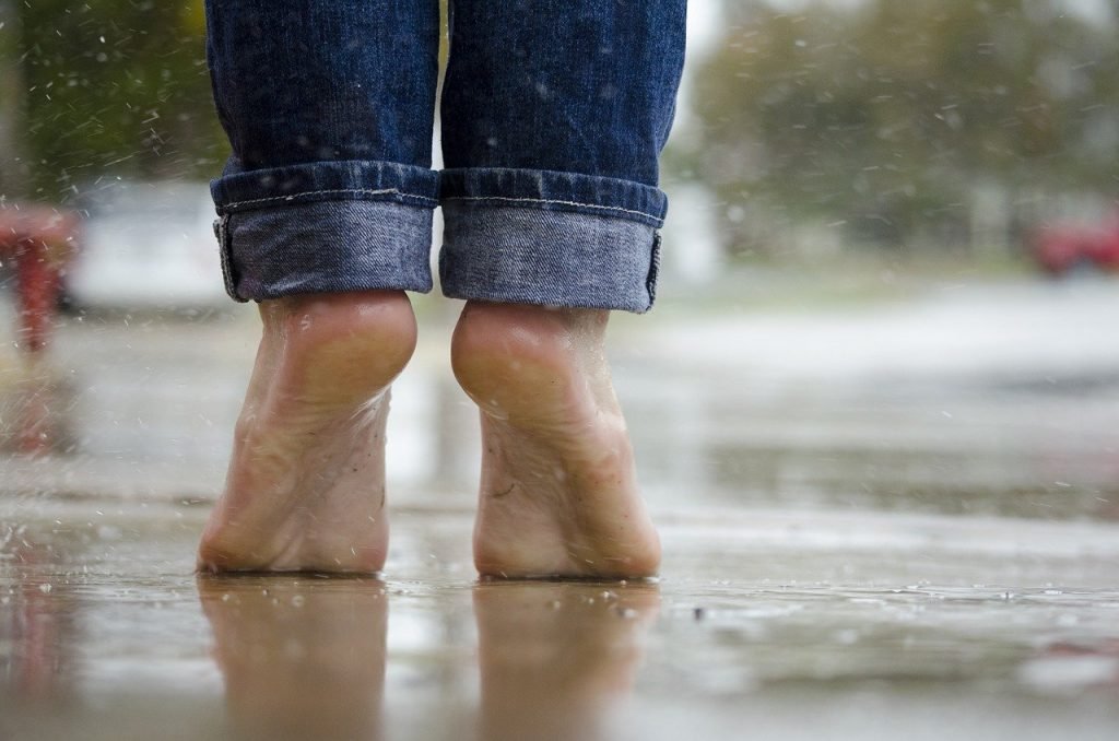Pies descalzos sobre la lluvia, una imagen para reflexionar sobre la adolescencia y los límites.